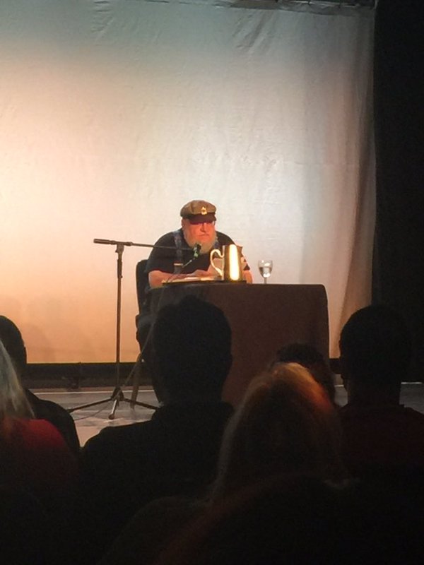 GRRM em sessão de leitura na Balticon. Créditos da imagem: @tjjttj